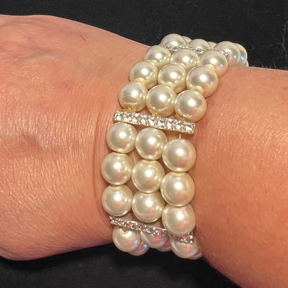 Elegant Faux Pearl Bracelet with Silver Accents